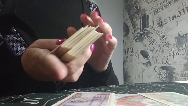 Заметил ли он, как вы изменились после расставания? Расклад Таро смотреть онлайн