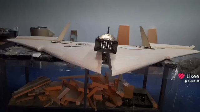 Реактивный самолёт из ничего дома в гараже.