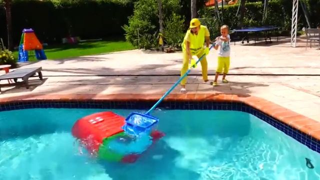 Дети ремонтируют детские домики! Видео для детей!