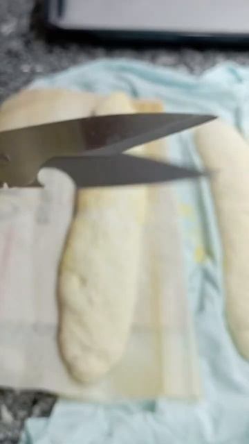 Тесто в руках мастера_ волшебство формирования багета!