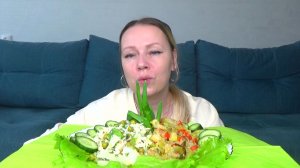 Мукбанг вкусные тушеные овощи и салат. Еда на камеру.