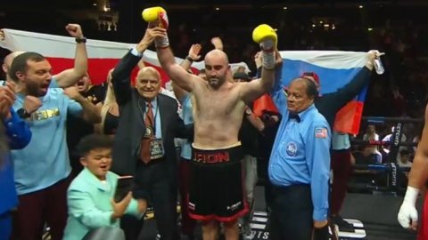Российский боксер Гассиев стал регулярным чемпионом мира WBA в тяжелом весе