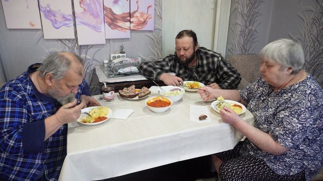 ПЕНСИОНЕР ОТДАЛ СВОЮ ПОРЦИЮ ЗА СТОЛОМ ГОЛОДНОМУ СЫНУ ЗАМЕЧАТЕЛЬНЫЙ ОБЕД И ВКУСНЫХ БЛЮД подвал ильича
