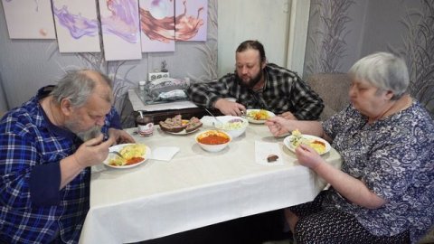 ПЕНСИОНЕР ОТДАЛ СВОЮ ПОРЦИЮ ЗА СТОЛОМ ГОЛОДНОМУ СЫНУ ЗАМЕЧАТЕЛЬНЫЙ ОБЕД И ВКУСНЫХ БЛЮД подвал ильича