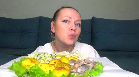 Мукбанг пальчики оближешь, картошка отварная , селедка с луком, капуста квашенная. Еда на камеру.
