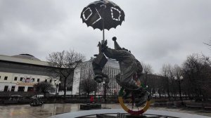 Клоун, который крутит педали под «дождём» на Цветном бульваре! 🌧️🚲