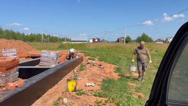 Стройка она такая.