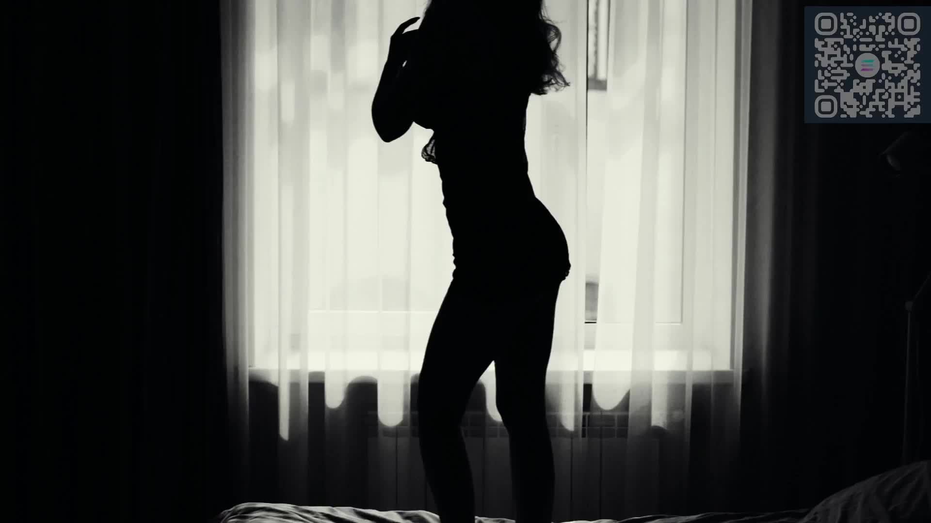 Силуэт красивой девушки на кровати .Эротик.
