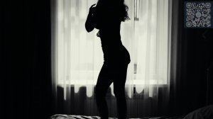 Силуэт красивой девушки на кровати .Эротик.