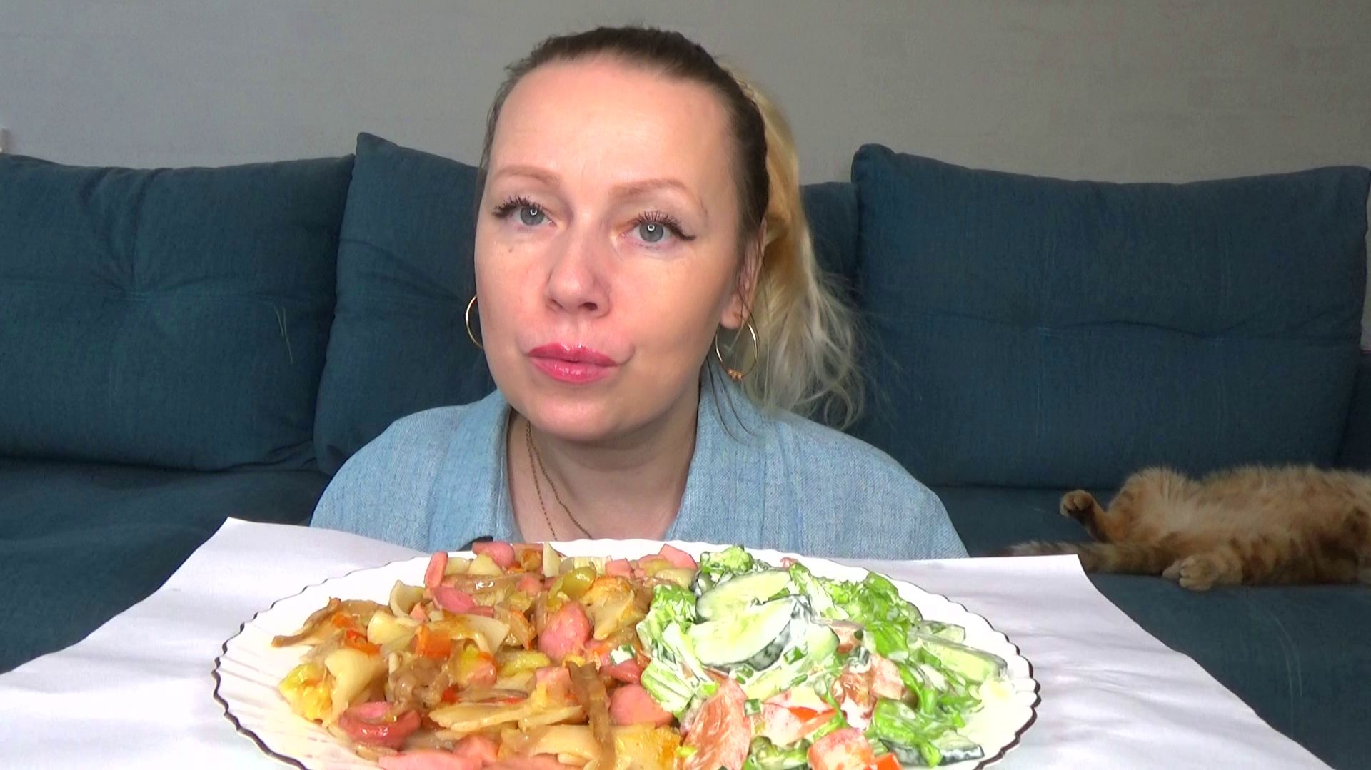 Мукбанг макароны с сосисками, салат овощной. Еда.