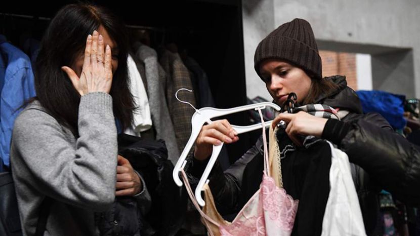 Дерматовенеролог перечислила риски при покупке подержанных вещей