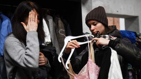 Дерматовенеролог перечислила риски при покупке подержанных вещей