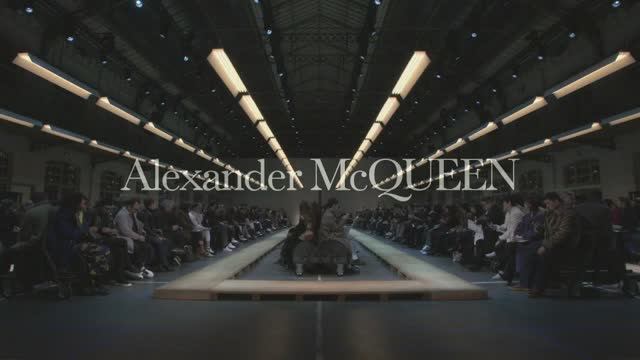 Показ женской коллекции Alexander McQueen осень-зима 2019