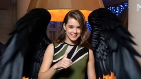 Красивая девушка ангел охраняет покой.