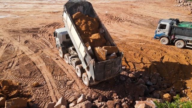 Part_17. Строительство дороги с использованием горного камня. Бульдозер толкает камни.