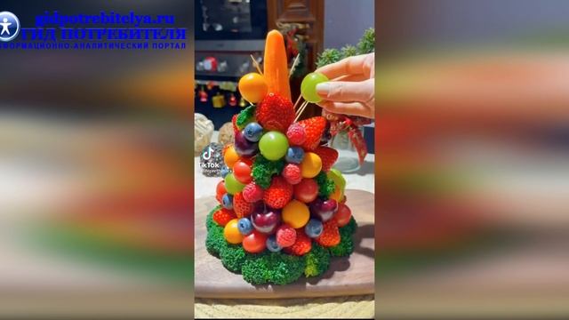 Елочка из ягод и овощей