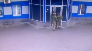 тцкашные хряки еле отодрали добычу от входной двери магазина