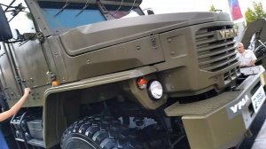 Брутальные бронеавтомобили выстроились в ряд на показ перед отраправкой нашим бойцам на СВО