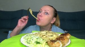 Мукбанг макароны трубы, котлетки , салатик овощной. еда на камеру.
