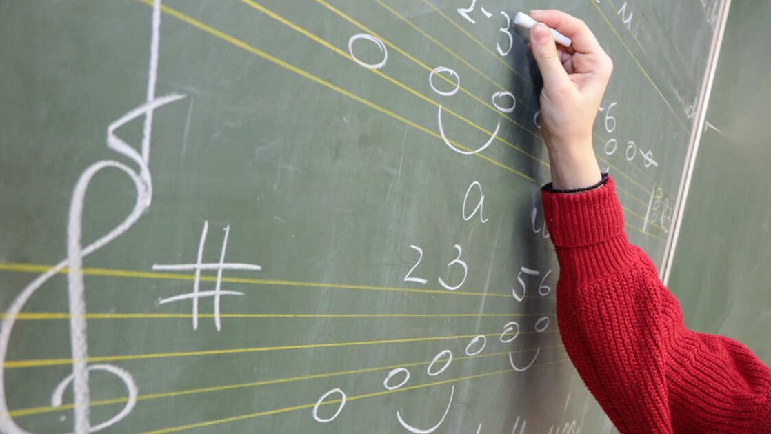 Учительница музыки совратила 14-летнего школьника