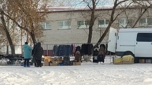 ТОРГОВЛЯ .ПРИЕХАЛА МАШИНА С ОДЕЖДОЙ