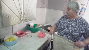 МАМОЧКА что будем готовить? Голодный сын интересуется у мамы что будет на обед