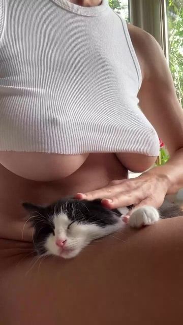 Гладит киску