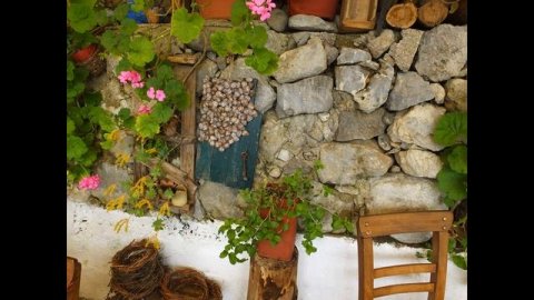 Крит. Деревня Меронас весной. Meronas village. Ταβέρνα Μοσχοβολιές. Μέρωνας. Майский Крит.