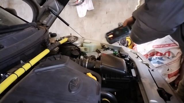 Запуск автомобиля  с разряженным  аккумулятором  с помощью пускового устройствп GEARCON GC990 PRO