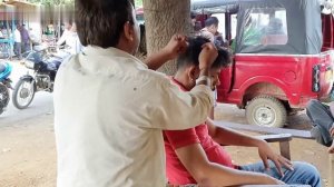 Уличный парикмахер делает массаж головы с растрескиванием шеи . Индийский массаж головы  сжатый