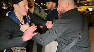 ЛЕВ ПРОТИВ - СКИНХЕД УСТРОИЛ ДPAKУ НЕ ДОЖДАВШИСЬ БОЯ