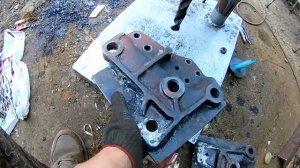 Т-25 . Оторвал ухо крепления гидроцилиндра на гидробаке .