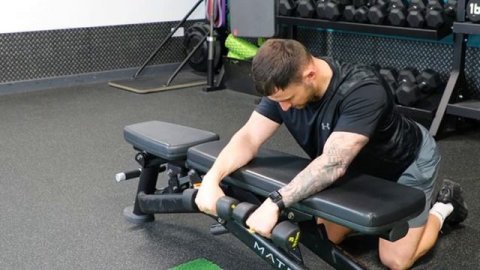 Разгибания кистей с двумя гантелями / Dual Dumbbell Wrist Extensions