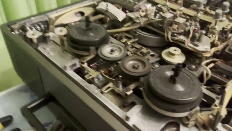 Через 35 лет у советского магнитофона Астра оборвался пассик. 10 минут и поставлен новый!