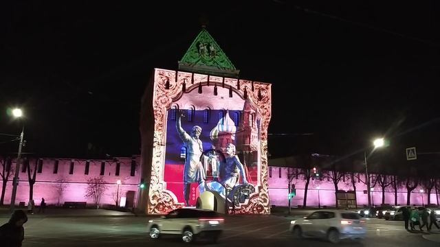 Площадь Минина, Нижний Новгород, день народного единства, инсталляция на башне Кремля, 2025