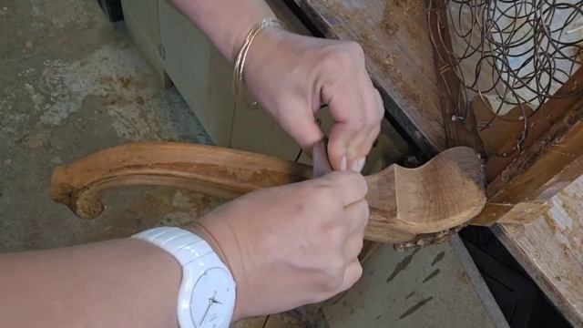 Снятие старого покрытия с ножек стульев 2