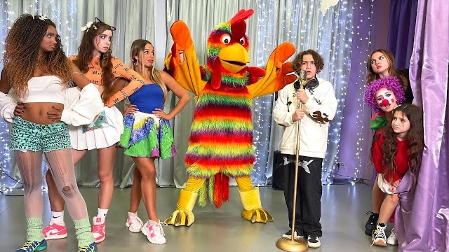 АМИНА УСТРОИЛА КОНЦЕРТ В КАМПУСЕ 😲 РАЗБОРКА ДЕВОЧЕК С НОВЕНЬКОЙ! ЛУЗЕРЫ ПРИНЕСЛИ ФЕЙЕРВЕРК В ШКОЛУ