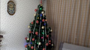 А я сегодня нарядила ёлку!