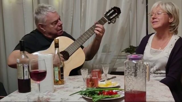 У крыльца высокого