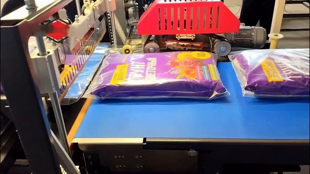 Автоматическая упаковка пакетов мешков в пленку Полиэтилен ПЭ Термоупаковочная машина смотреть онлайн