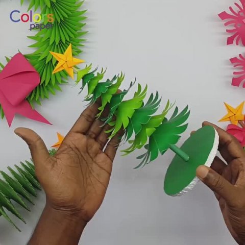 Новогодняя елочка из цветной бумаги на подставке