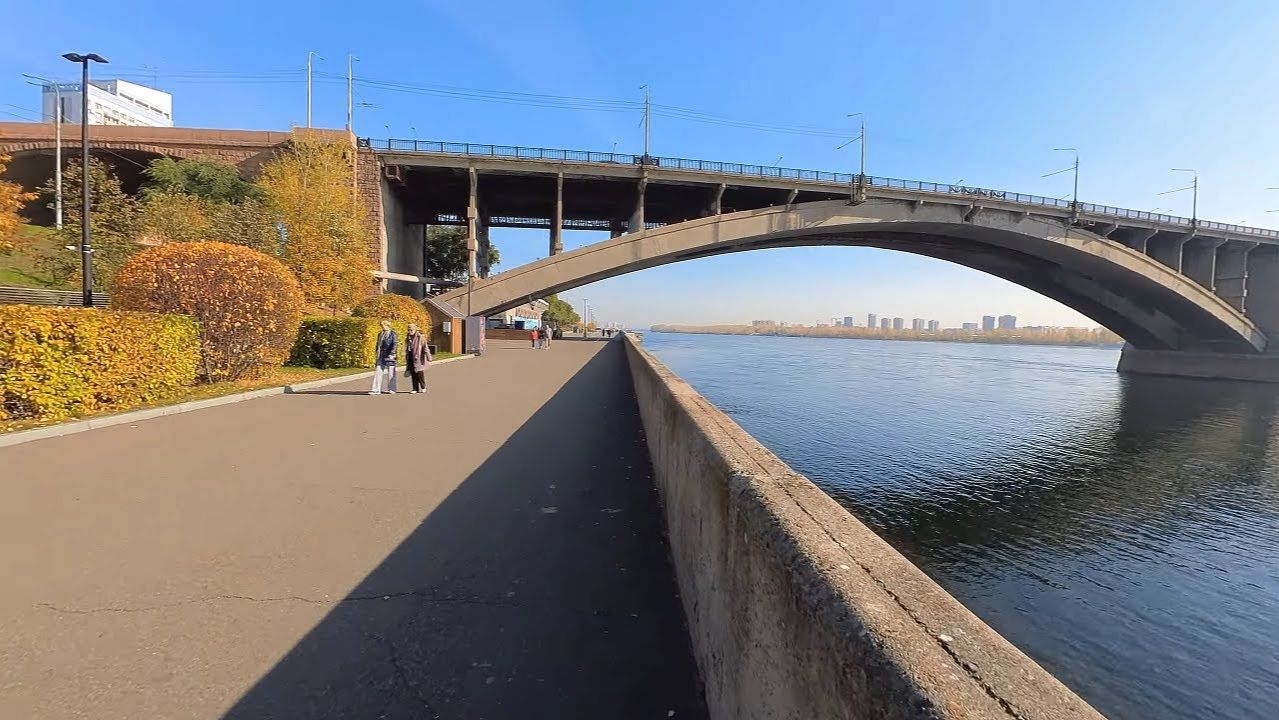 Herbstspaziergang an der Uferpromenade in Krasnojarsk | Jenissei & Stadtleben in Sibirien