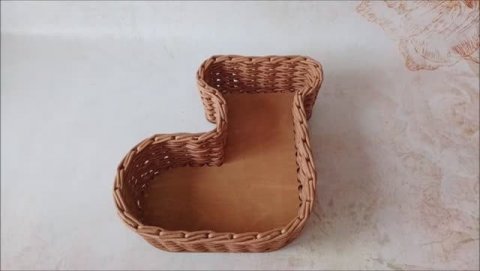 Корзинка валенок на фанерном дне из бумажной лозы