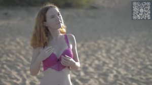 Красивая девушка на пляже. Эротика