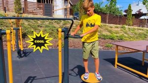 Марк проводит время в горах с красной машиной