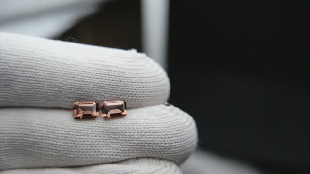 Натуральные гранаты с эффектом смены цвета из Танзании огранки Баснословно октагон 7x5мм 2,28 карат