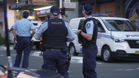 Двое мужчин открыли огонь на пляже Бонди в Сиднее, погибли 10 человек