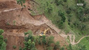 Экскаватор Komatsu строит горную дорогу на крутых склонах | Видео-подборка