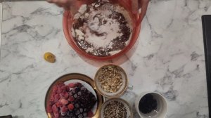 Постный шоколадный пирог с ягодами и орехами!