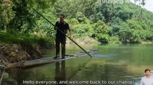 Мужчина строит невероятный домик на дереве из бамбука.